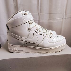 HOLIDAY  SALE ONLY,  NIKE  SZ 9